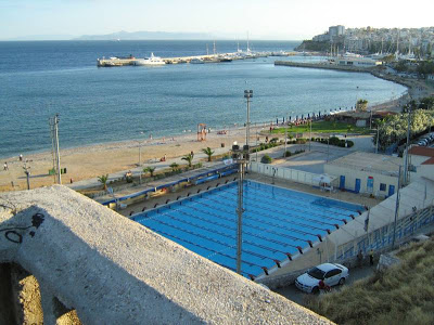 Στις 10 καλύτερες παραλίες εντός πόλης η πλαζ «Βοτσαλάκια»